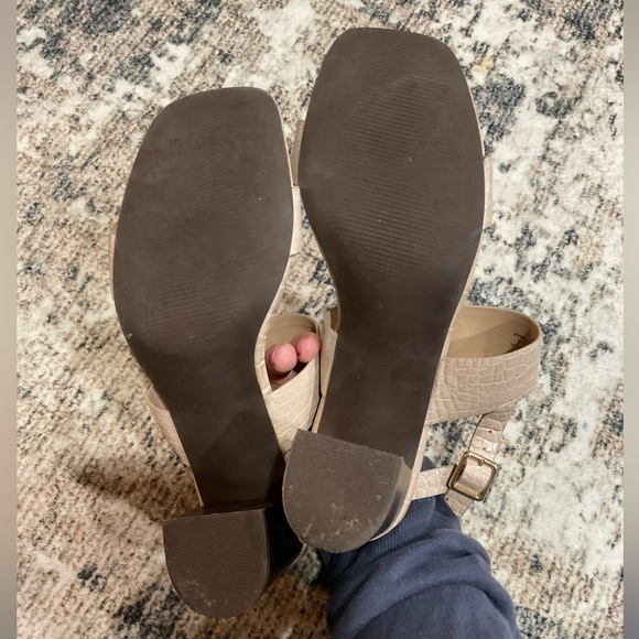 Ann Taylor Croc Embossed Double Strap Block Heel Sandal Size 9 - Picture 3 of 3